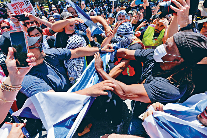 親加沙與親以色列示威者，周日在UCLA校園發生衝突。