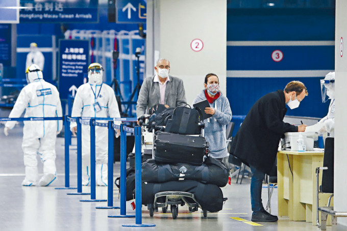 內地放寬防疫措施，入境隔離由十天減至八天。圖為上海浦東國際機場。
