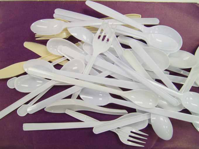 港府拟管制即弃塑胶餐具。 资料图片