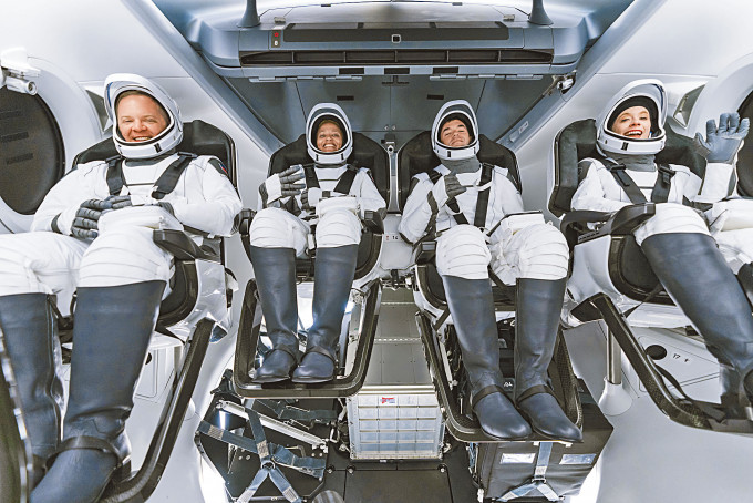 SpaceX太空旅游四名团员(左起)森布罗斯基、普罗克特、艾萨克曼、阿索诺，周日在佛州卡纳维拉尔角太空船舱内为升空彩排。