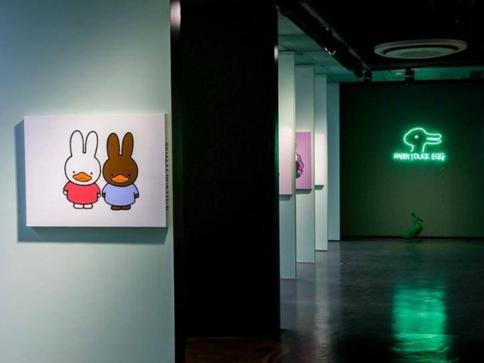 冯峰于今年在广州《鸭兔元旦》展览展出「鸭兔」作品。网图