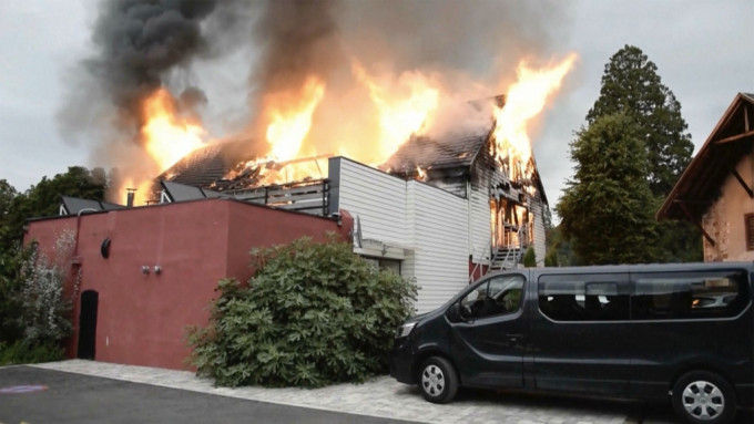 起火度假屋位于法国东部城镇温策奈姆（Wintzenheim）。 美联社
