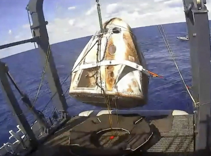 SpaceX成功重返地球。AP
