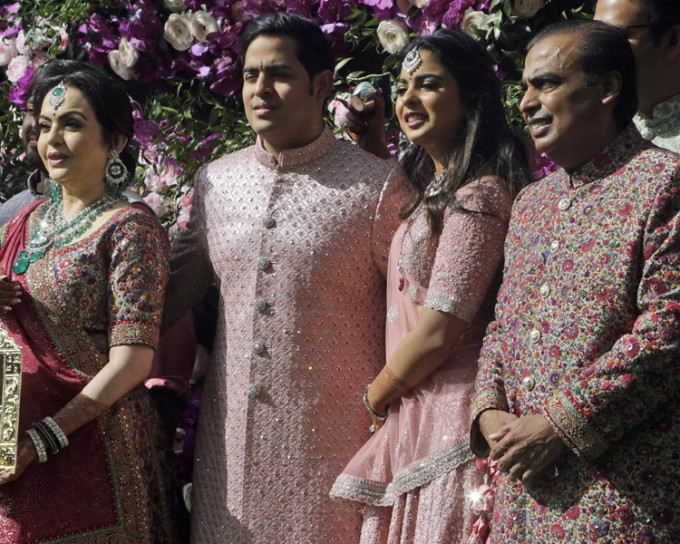 左起：印度首富妻子Nita Ambani、兒子Akash Ambani、女兒 Isha Ambani、印度首富安巴尼(Mukesh Ambani)。AP