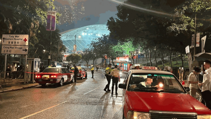 警方在香港大球场一带进行打击的士违例行动。警方提供