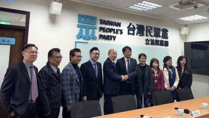 国民党韩国瑜和江启臣，昨日与民众党8名立委当选人闭门会面。Facebook