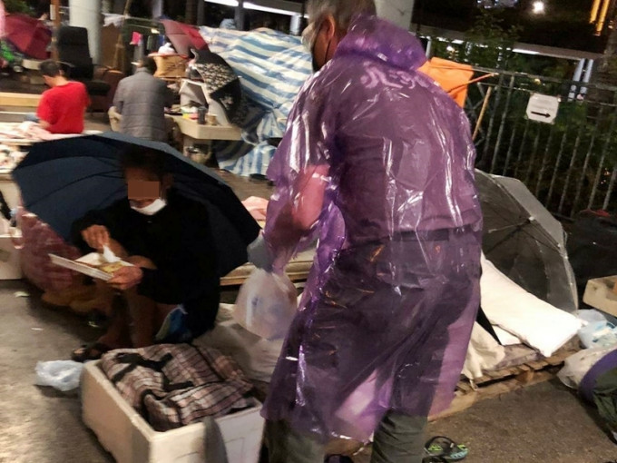 明哥及一众义工仍然无惧风雨、坚守派饭岗位。「北河同行」Facebook图片