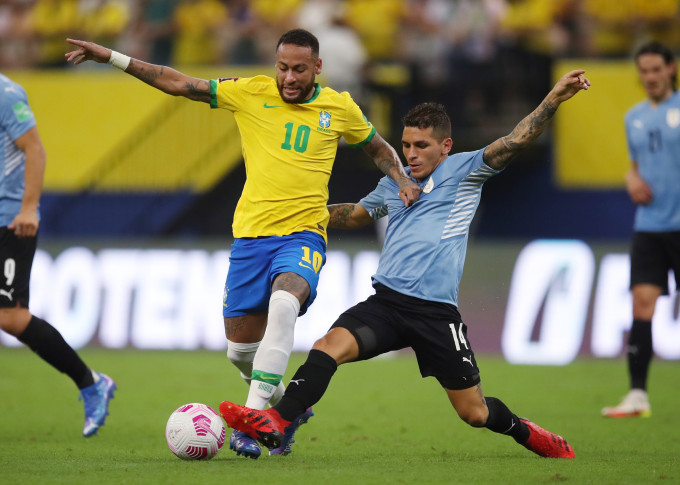 世盃擂台躉巴西(黃衫)幾乎肯定出綫。Reuters