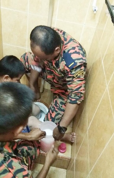 男童家人报警，由消防员用锤子敲破踎厕才获救。