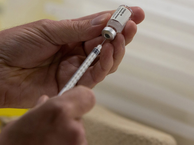 比利時宣布暫緩為41歲以下人士接種強生疫苗。AP圖片