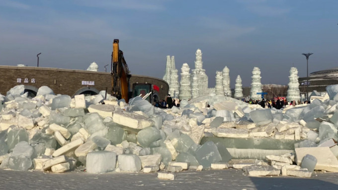 哈尔滨冰雪大世界受气温回升影响，许多冰雕已开始融化。小红书