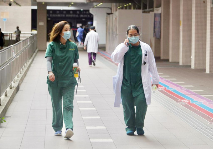 社区组织协会担心如限制国籍身份或香港居留身份，将减少可选择的非本地培训医生人数。