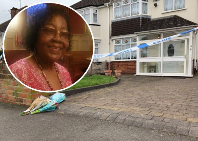 英國婦人露西爾(小圖)被鄰居兩鬥牛㹴闖入花園攻擊身亡，有人在她的故居外擺放鮮花紀念。網圖