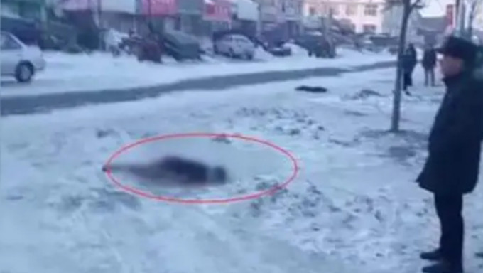 在黑龍江，一名男子被發現凍死在家門口10多米外。