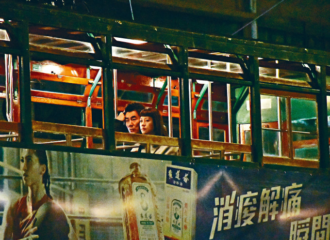 小齐与林嘉欣坐上电车由西环出发。