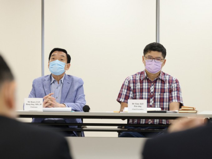 （左起）医管局主席范鸿龄、行政总裁高拔升。政府新闻处图片
