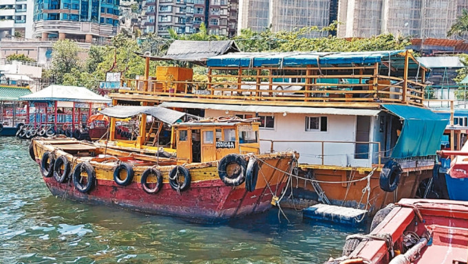 香港仔避风塘仅存的一艘水艇（黄色），近日传出将于年底停业，令渔民忧虑难买食水。 受访者图片