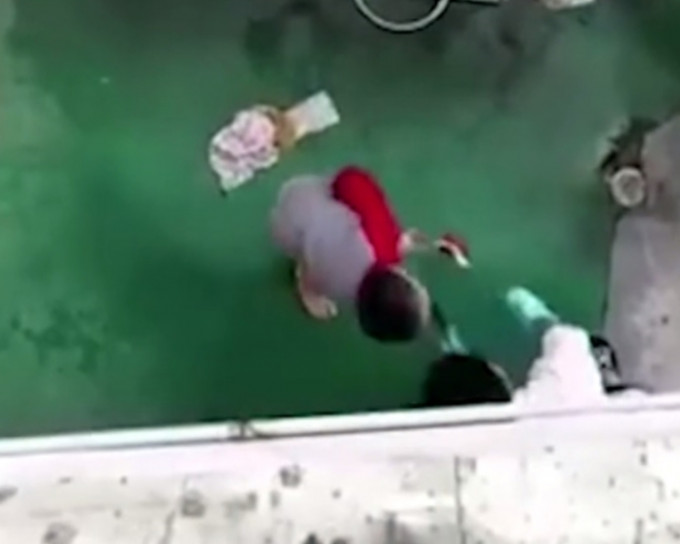湖北十堰丹江口市一名幼儿园老师用冻水冲男童下体惹起争议。网图