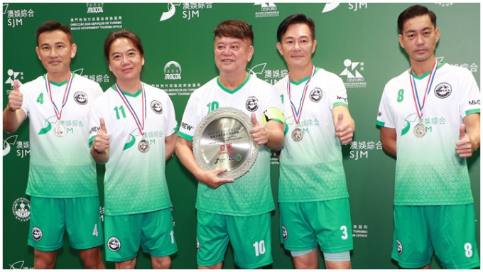 陈百祥（阿叻）、张兆辉、林文龙及吴国敬等所组成的「大湾区飞龙」足球队今日到澳门作赛。
