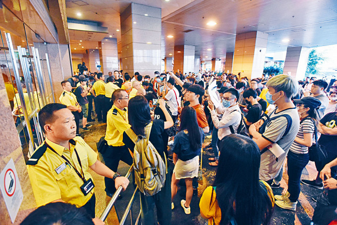 百名示威者在九龍灣港鐵總部大樓抗議，職員架起鐵馬戒備。