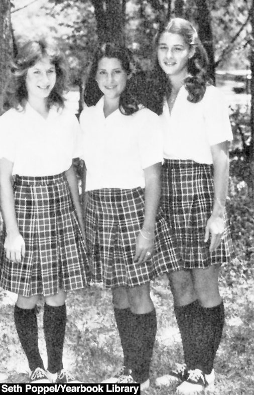 梅琳达（右一）高中时的校刊照片。