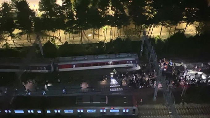南韩一列火车于当地时间11月6日晚上在首尔永登浦站发生出轨事故。网上图片