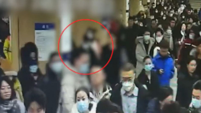 北京两男在地铁争执，边走边打，打遍月台、扶手电梯、出闸口。