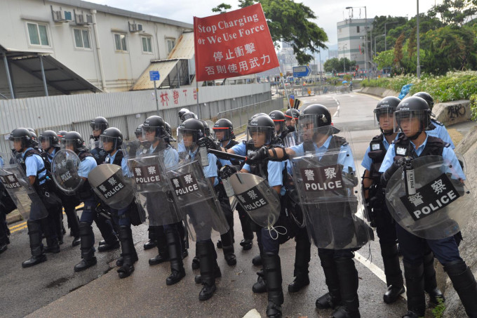警方呼吁示威者立刻停止冲击警方防线。