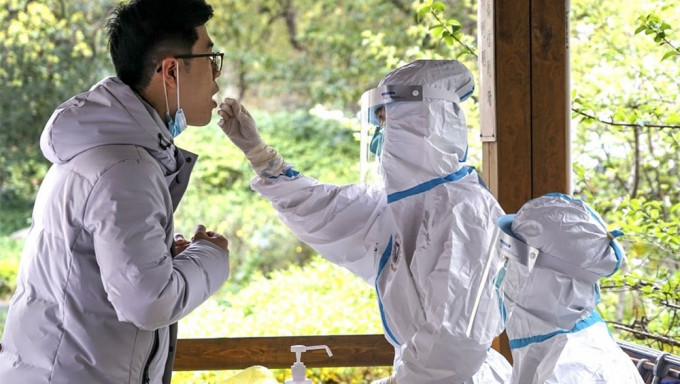 上海浦东等910万人完成核酸检测。新华社图片