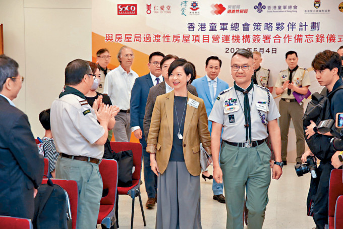 香港童軍總會昨日與6個過渡性房屋項目營運機構簽訂合作備忘錄，圖中左為何永賢，右為黎偉生。