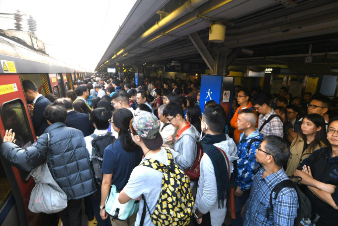 乘客擠滿大圍站月台。