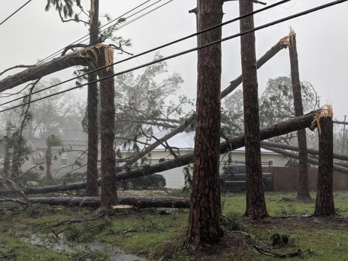 邁克爾的暴雨造成佛羅里達州多處水浸，大量樹木及架空電纜被強風摧毀，1名男子被倒塌的大樹壓死。AP