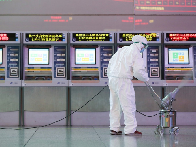 上海加強火車站衛生消毒。新華社