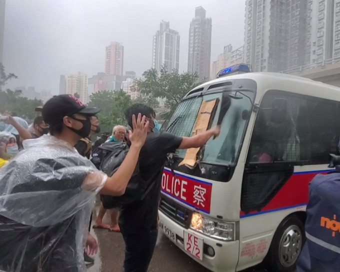 一批示威者包围警方一辆小巴。梁国峰摄