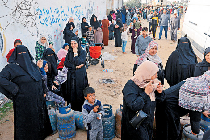 巴勒斯坦民眾昨日在加沙南部拉法市，排長龍購買液化氣體燃料。