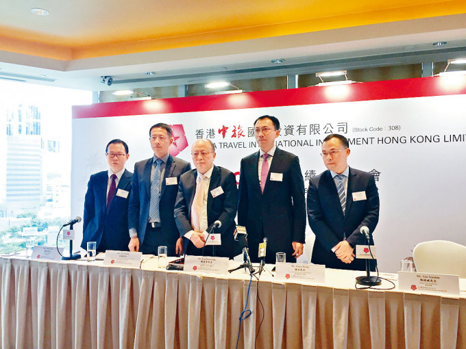 香港中旅總經理兼執行董事理蔣洪（左四）指，目前未有裁員計畫，但未來可能在薪酬控制方面作出考慮。