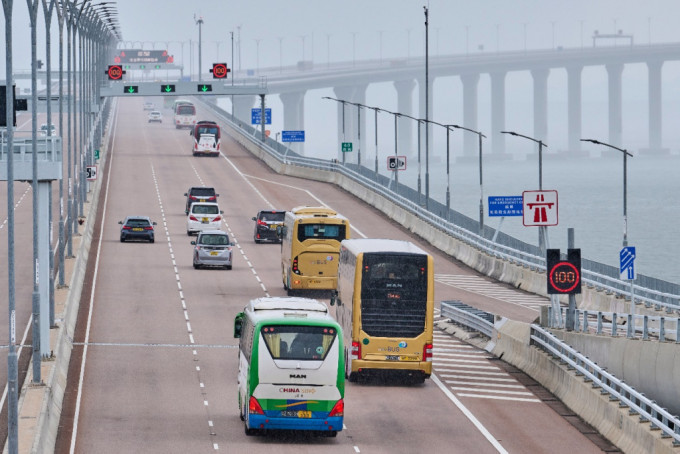 港珠澳大桥开通五年出入境人次达3600万。 运输及物流局局长林世雄网志
