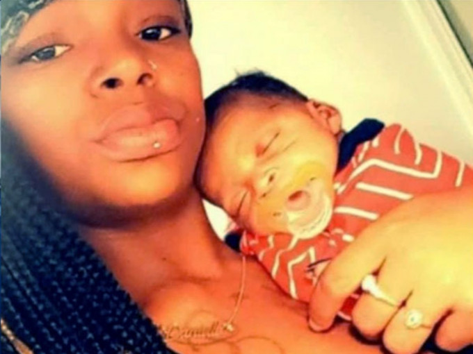 29歲母家中猝死，2個月大男嬰伴屍5日靠吮手指奇蹟存活。網圖