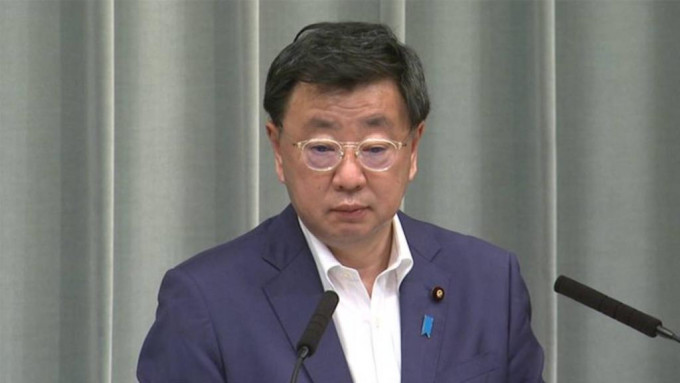 松野于上周五曾主持例行记者会。日本首相官邸网页