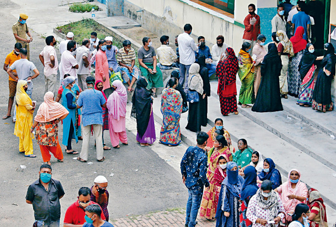 ■西孟加拉邦首府加尔各答一个票站排长龙，选民没有保持距离。