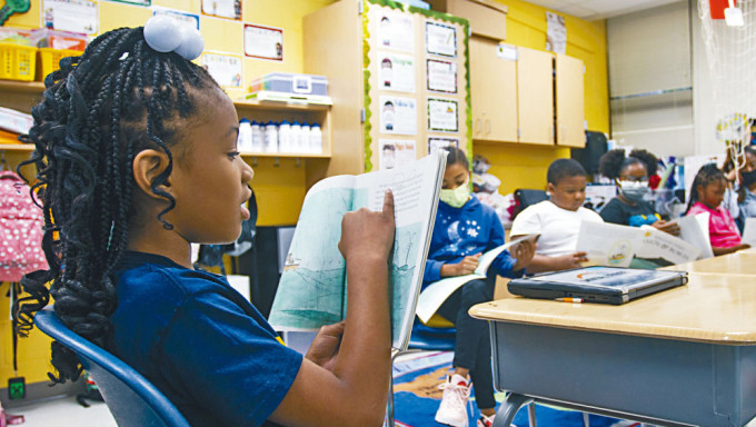 美国亚特兰大市一所小学的三年级学生正在上课。