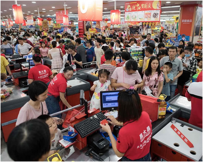 深圳市民趕往超市搶購食品和水。