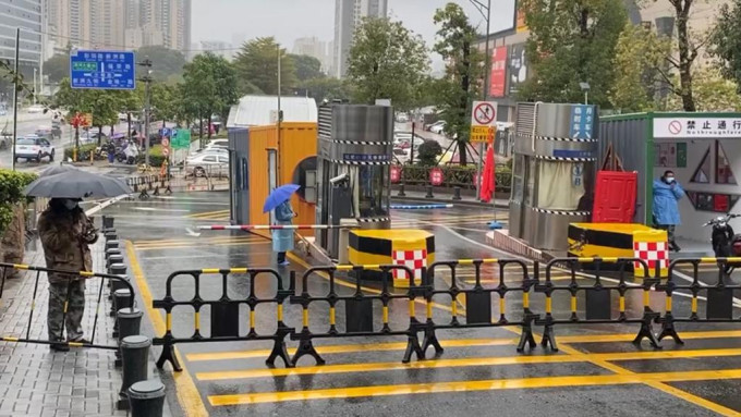 深圳部分街道被納入封控區域。微博圖片