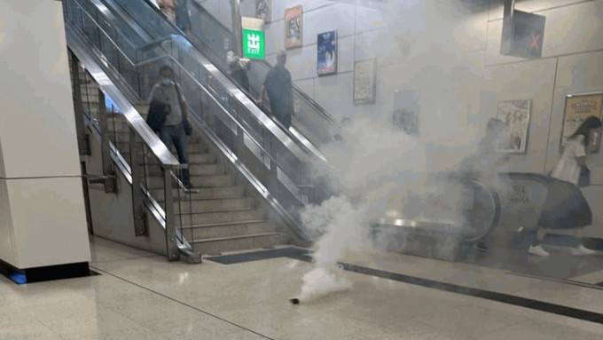 港鐵美孚站有「尿袋」突然冒煙。網上圖片