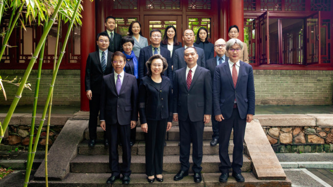 杨何蓓茵（前排左二）和公务员事务局常任秘书长梁卓文（前排左一）与北大校长龚旗煌院士（前排右二）、副校长王博（前排右一）、大学领导和公务员事务局代表合照。