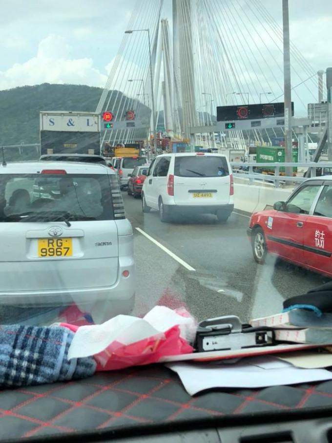 受意外影響，上址出九龍方向交通一度擠塞。 香港突發事故報料區FB/網民Chun Lok Shing圖