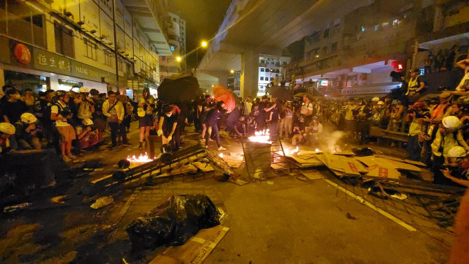有示威者上周六晚上在旺角警署附近一带集结以示对警方不满。 资料图片