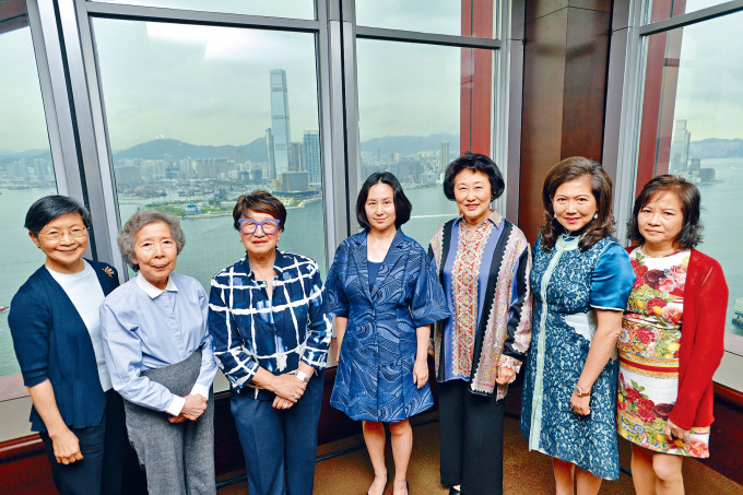 香港婦協主席何超瓊與永遠名譽主席林貝聿嘉、監察顧問伍淑清、副主席黃汝璞、副主席盧高靜芝、副主席孔美琪及副主席陳鄭小燕，希望社會盡快回復和諧、理性。