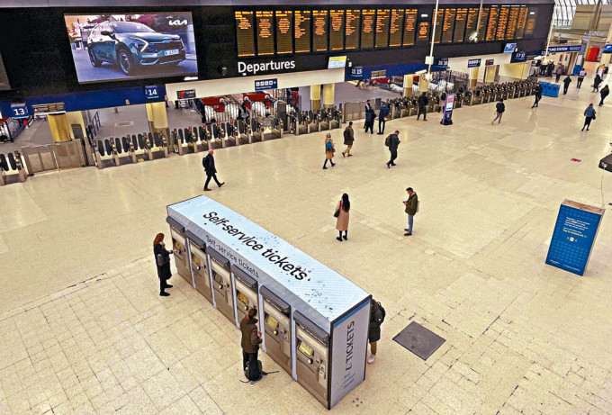 受铁路工人昨起罢工影响，伦敦滑铁卢站列车班次缩减，站内人气疏落。