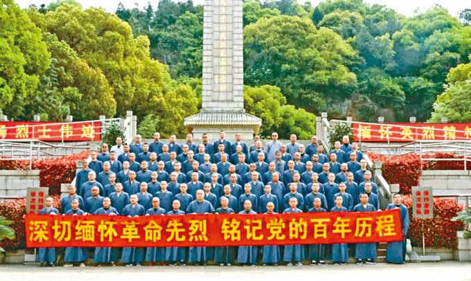 江苏佛学院寒山学院法师学僧赴苏州烈士陵园扫墓。